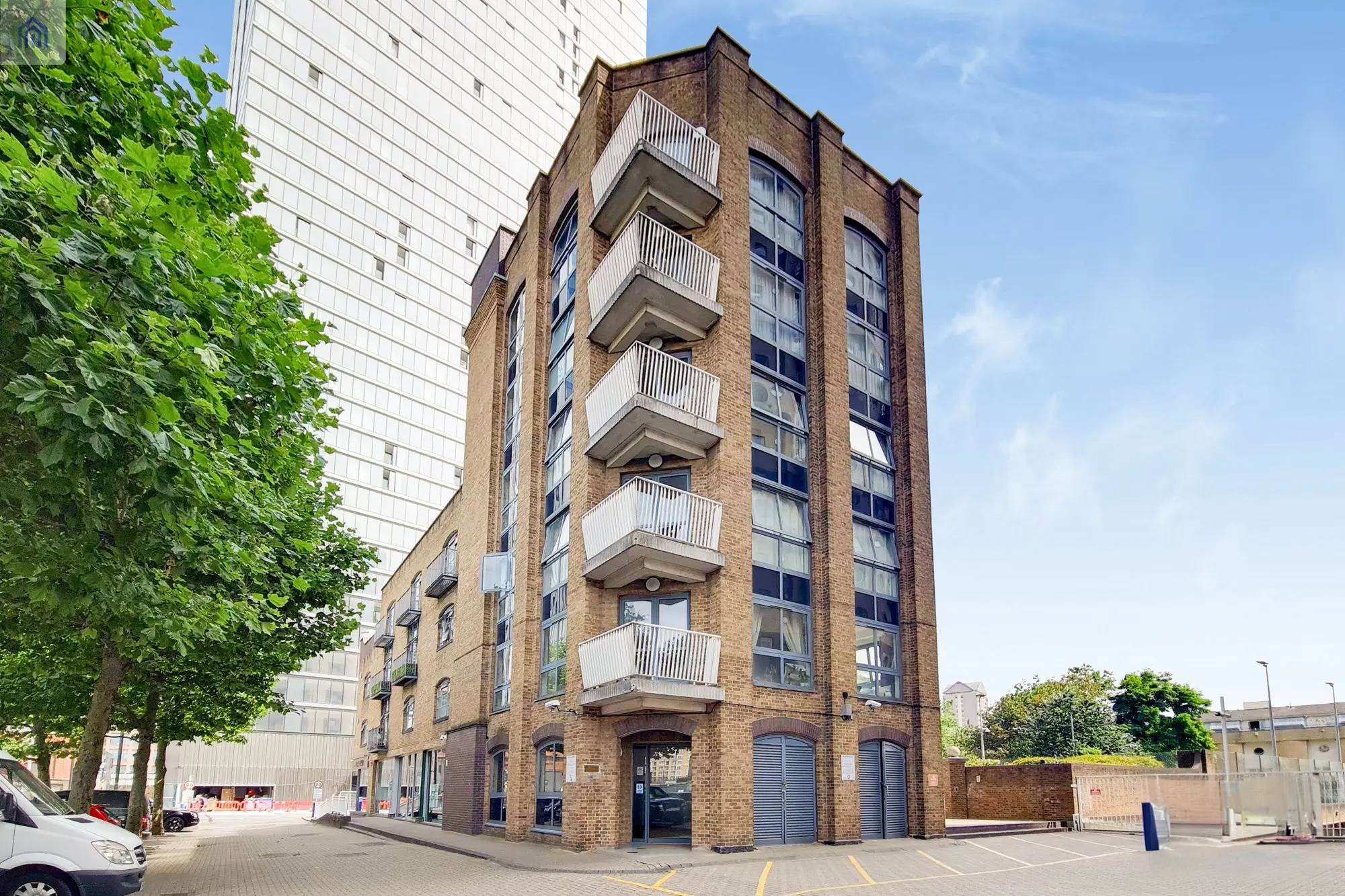 Spacious, Three Bedroom Apartment Located In The Iconic Cascades Development, Canary Wharf District