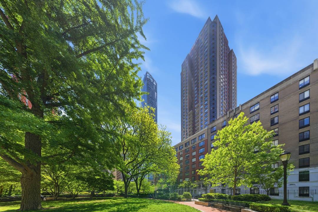 Exceptional Value on a One-Bedroom Condo in Prime Battery Park City