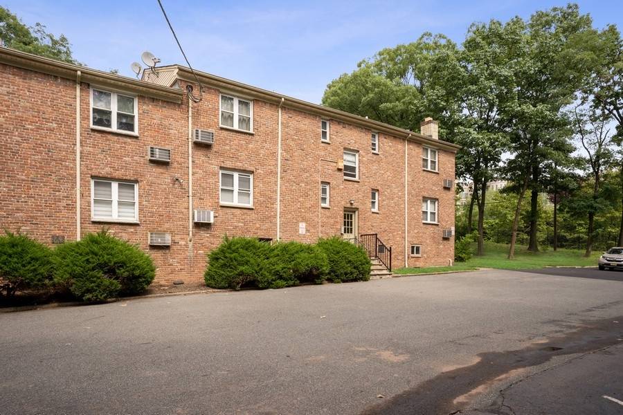 Stunning New 1 Bedroom Condo Close to Summit Train Station