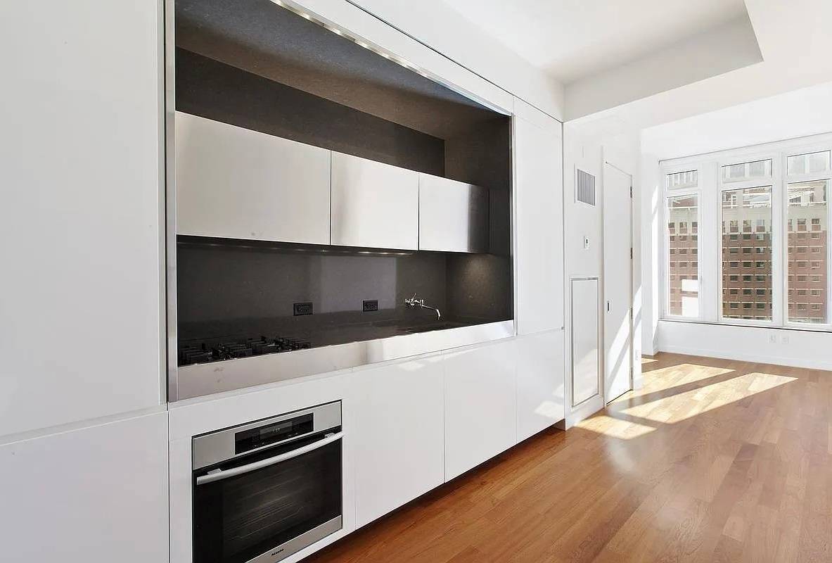 Large Alcove studio  700 SF   with water views  for rent in Financial District
