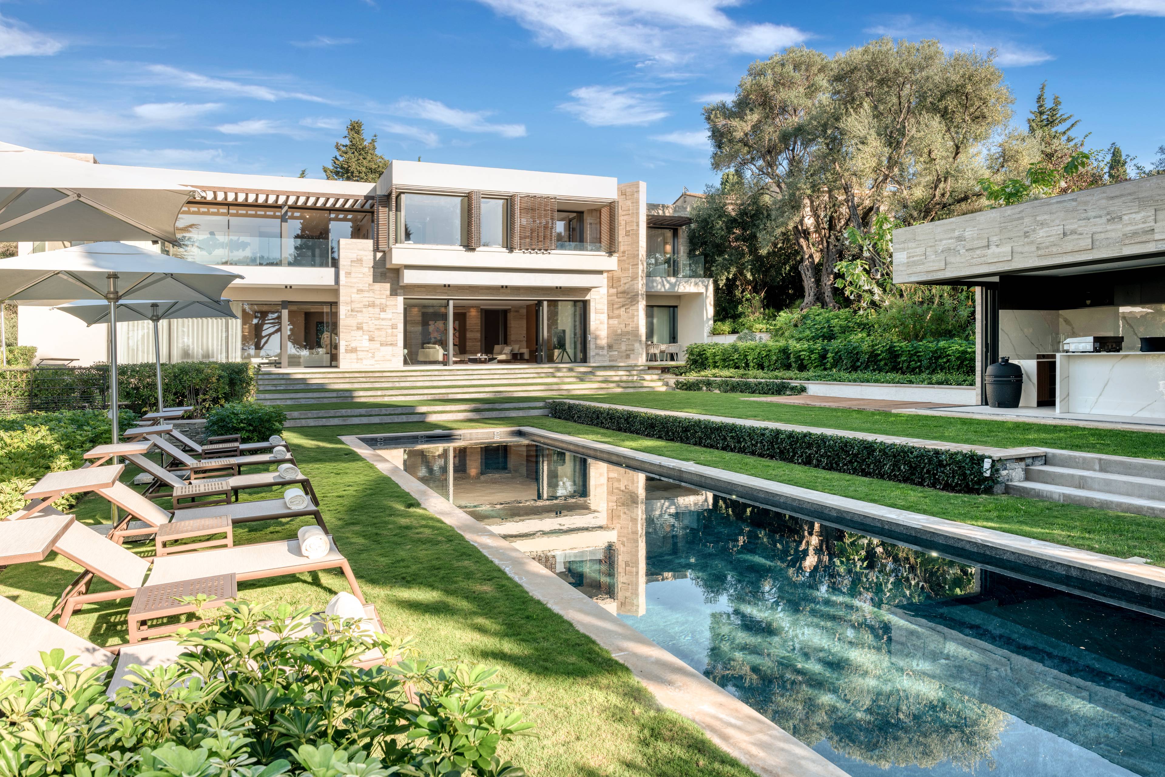 A Reflection of Luxury: Prestigious Villa in the Heart of Cap d'Antibes