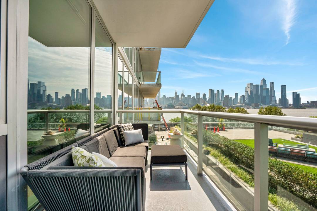 For RENT 2 Bedroom 2 Bath W/ Parking! Luxury Waterfront Living!