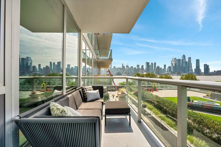 For RENT 2 Bedroom 2 Bath W/ Parking! Luxury Waterfront Living!