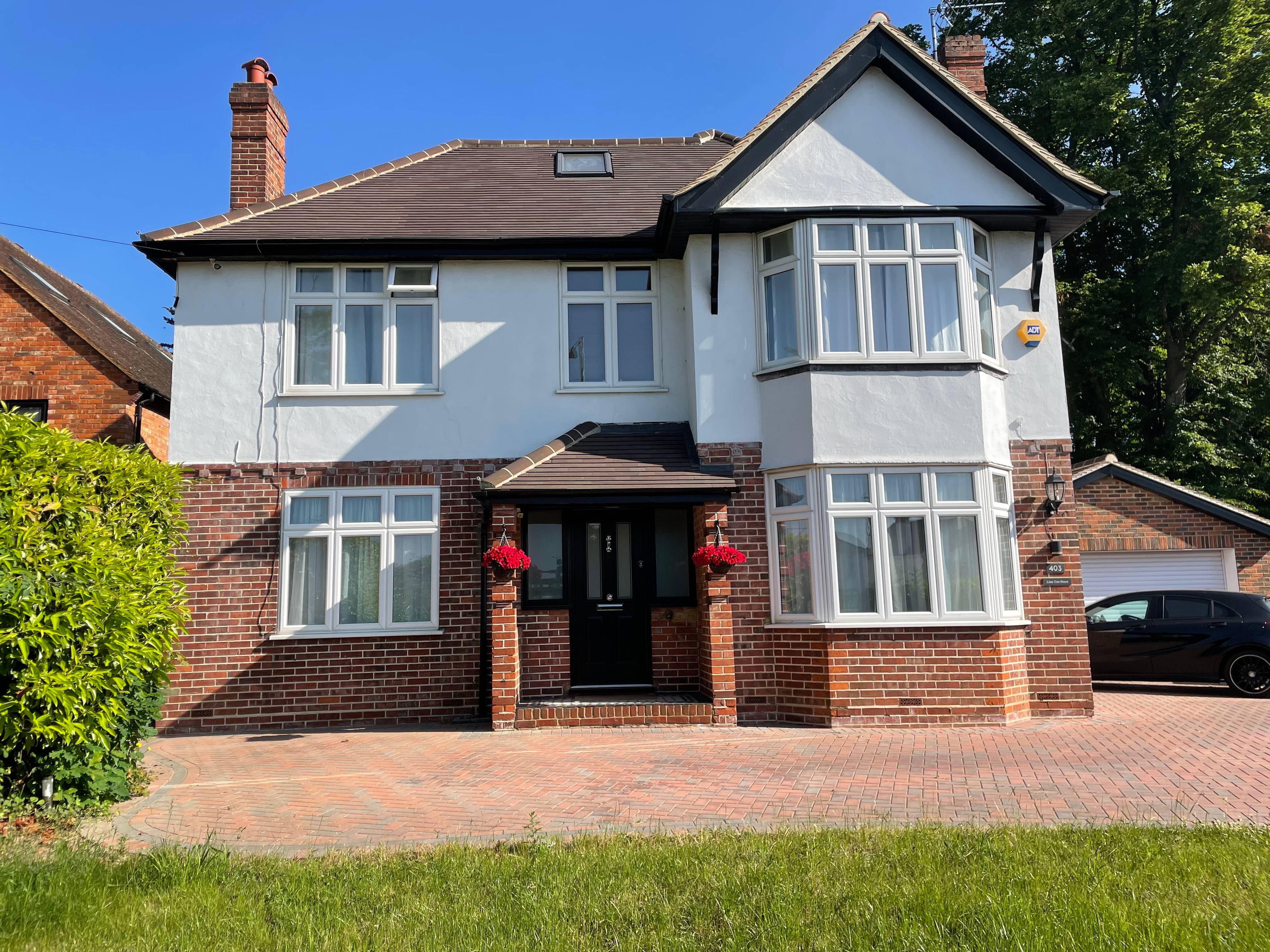 Stunning 5 bedroom detached house spanning over 2842 square feet- located close to Earley train station and the M4 - great for commuters