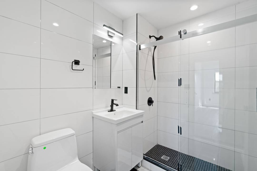 Penthouse 2 Bed / 2 Bath--W/D-In Unit--Sun Drenched