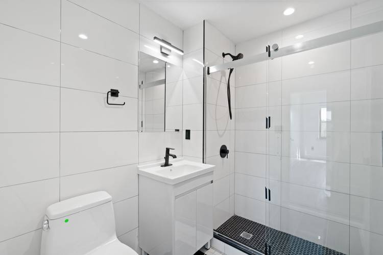 Penthouse 2 Bed / 2 Bath--W/D-In Unit--Sun Drenched