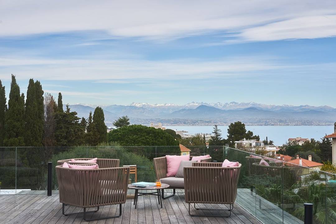 Unforgettable Summer Getaway: Luxe Cap d’Antibes Villa with Panoramic Sea & Alps Views
