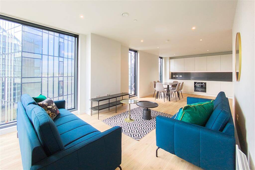Stylishly Furnished 3-Bed, 2-Bath Apartment with Concierge, Gym & Park Views in M4