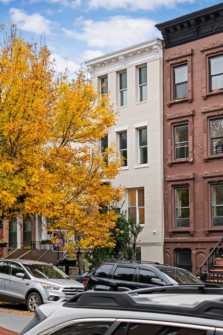 Extravagant townhouse  triplex + cellar for rent