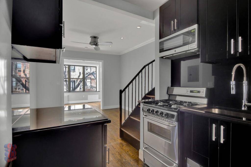 Gramercy Newly Renovated 4 Bedroom 2 Baths, Duplex Penthouse, Washer & Dryer, Exposed Brick, No Fee