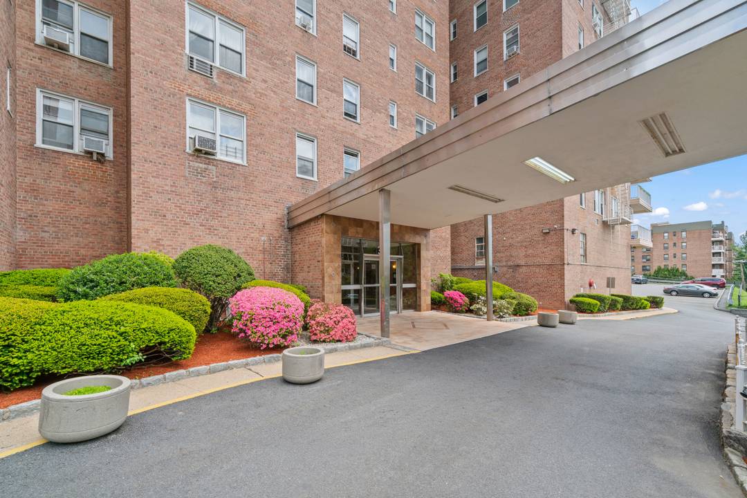 A Sophisticated Living Experience Perched at the North Side of N-Broadway in Westchester County - 2bed Co-op