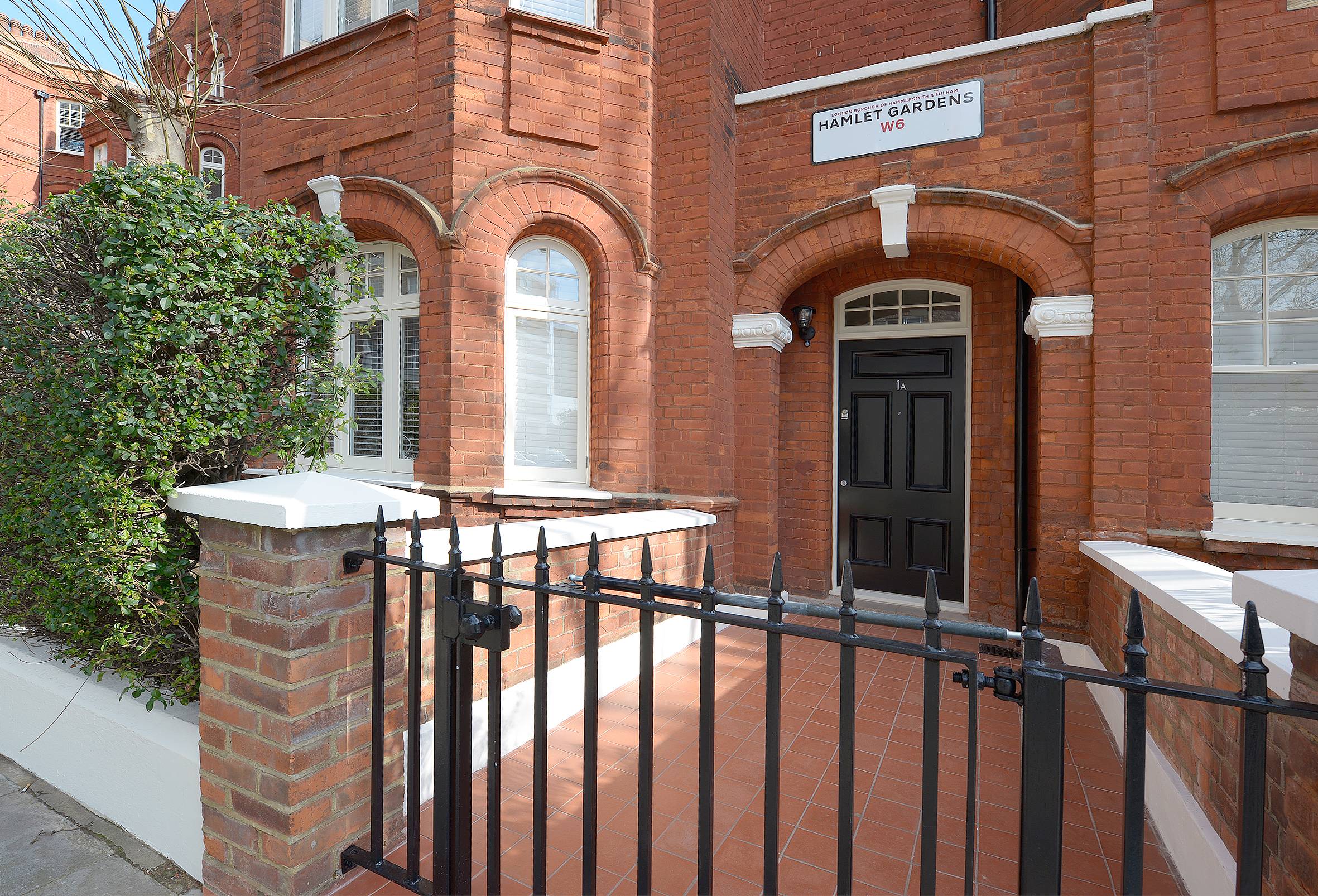 A unique, bright one double bedroom apartment situated on the ground floor of a Victorian mansion block with its own private entrance.