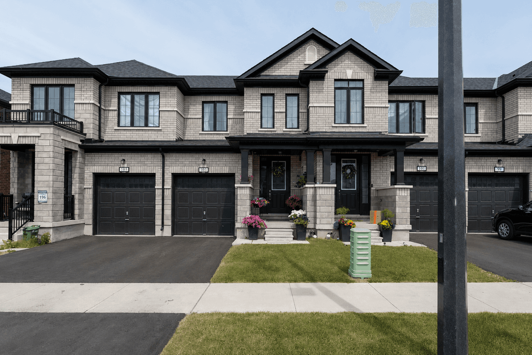 Modern Townhome in Sought After Sugarwood Community in Lindsay