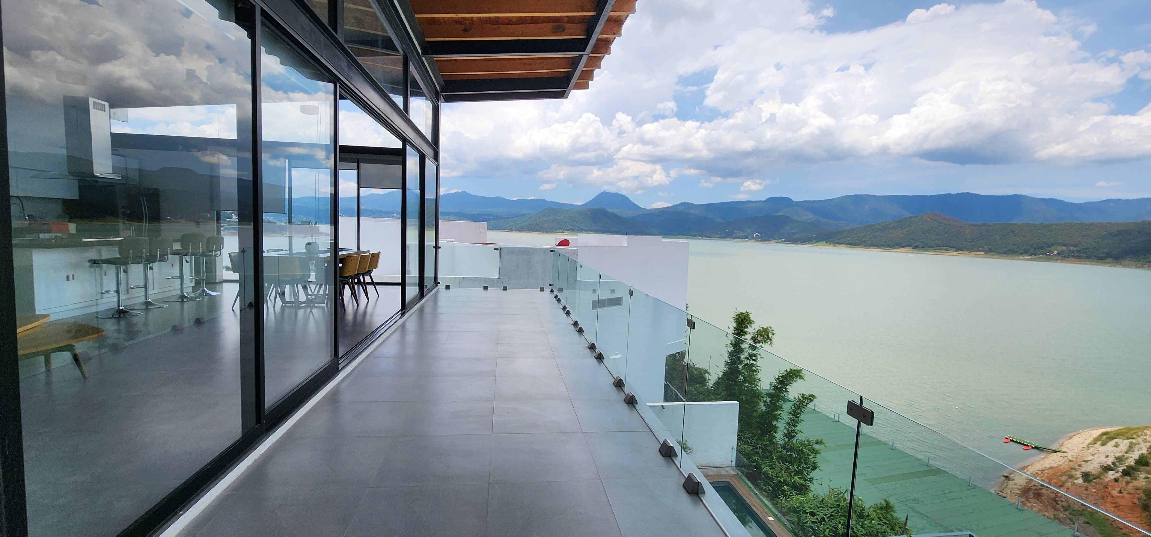 HOUSE WITH VIEW TO THE LAKE