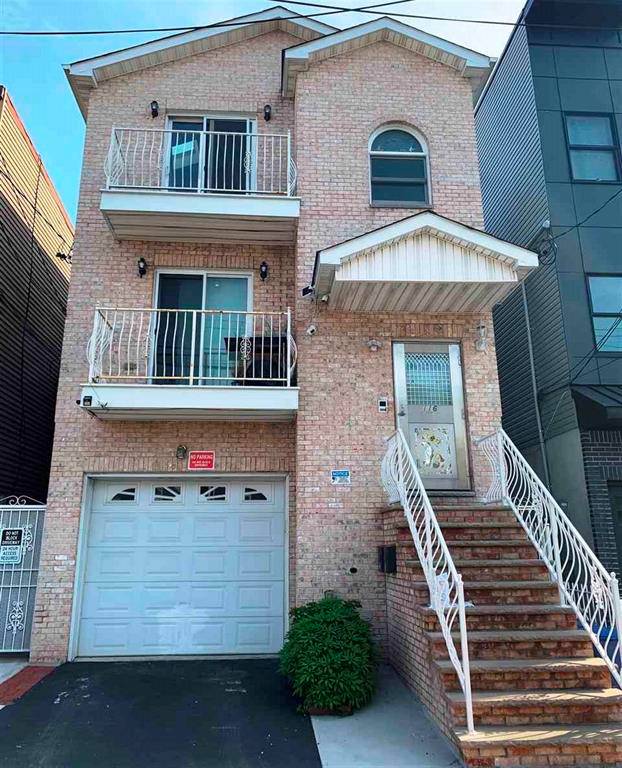 Spacious 3 Bed | 2 Baths Unit with a Private Balcony, and Easy Commute to NYC!