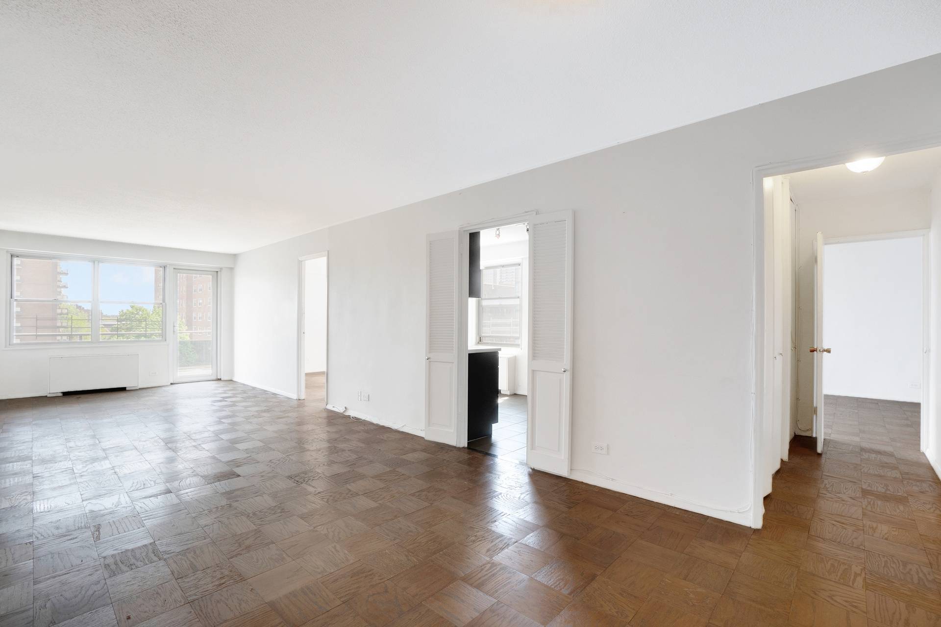 Spacious 2 Bedroom 1 Bathroom Gem: Forest Hills, Qns