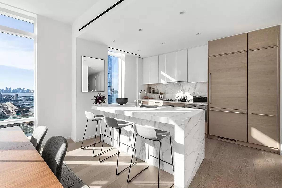 Corner 2 Bedroom 2.5 Bathroom Residence @ Waterline Square!