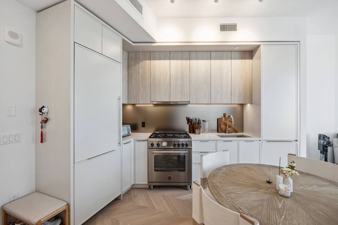 Rare Resale in the Pre-eminent Nova Tower LIC!