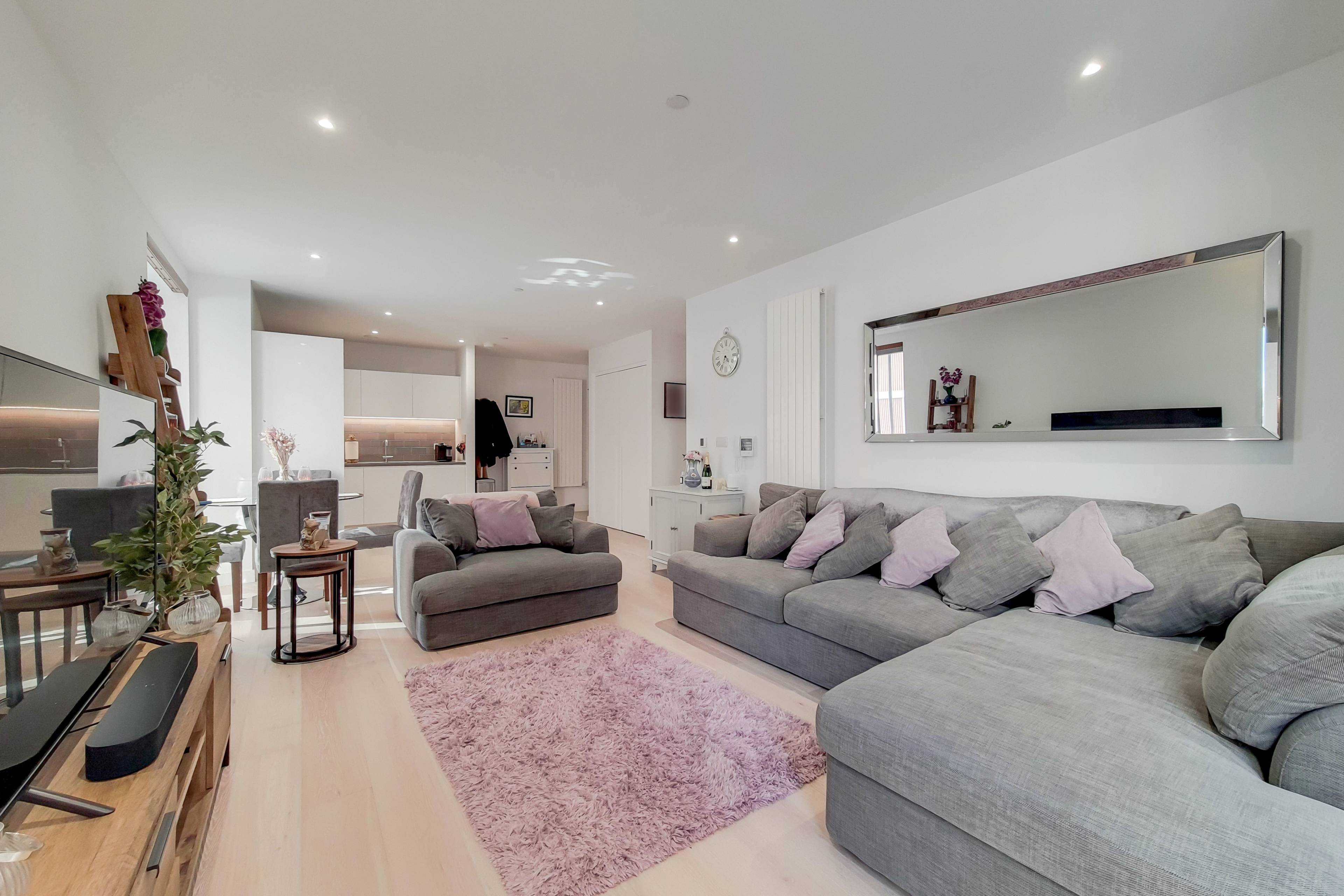 Enjoy River Front Living with this beautiful One bedroom Apartment in Royal Wharf
