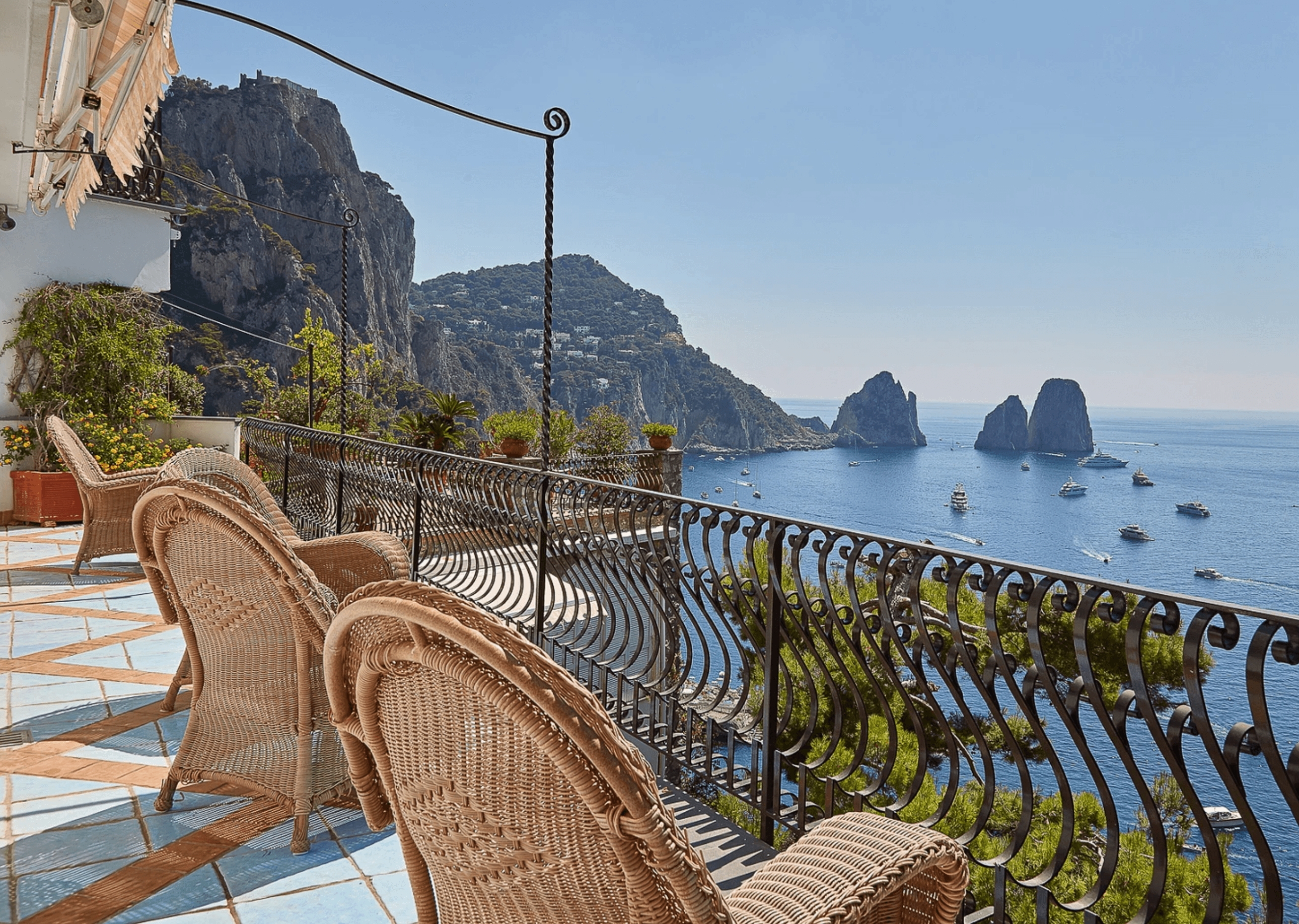 Villa with goegeous views over Faraglioni, Capri