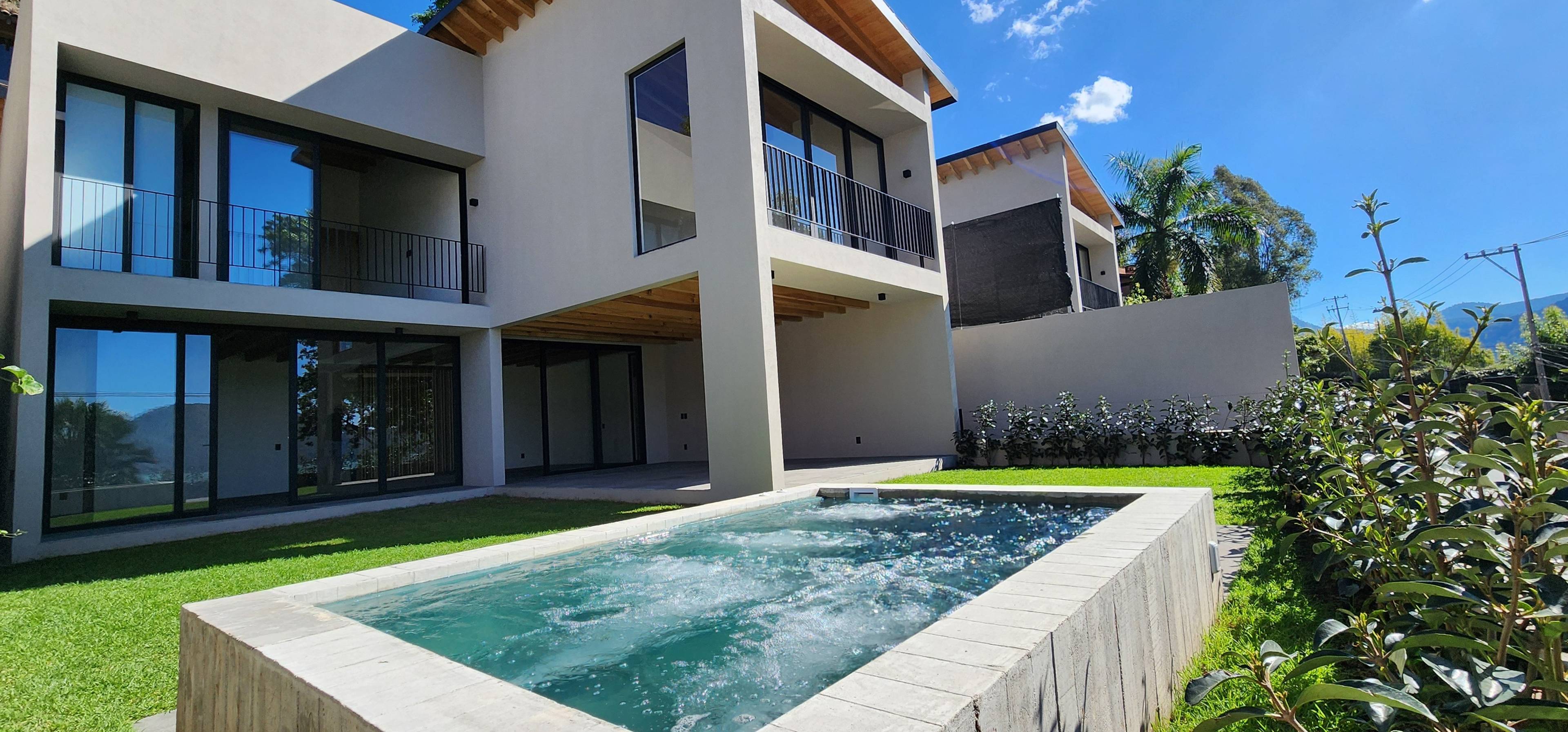 HOUSE WITH AN EXCELLENT VIEW OF TEH LAKE AND THE PEÑA VALLE DE BRAVO