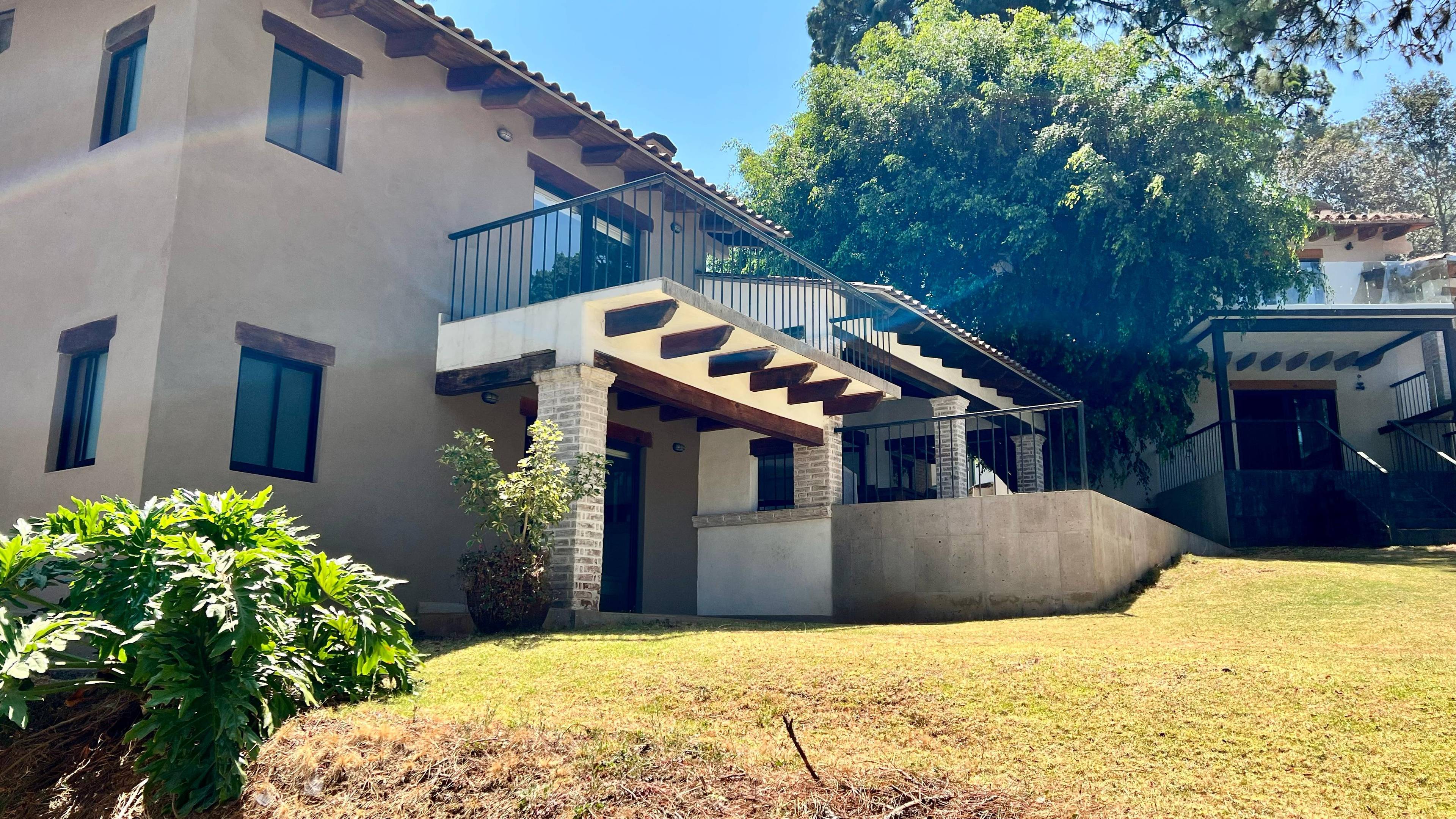House for sale in a condominium near the Refugio roundabout, Avándaro