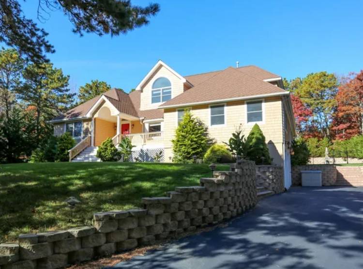 Modern 5-Bedroom Hamptons Retreat Near Beaches., Bays & Vineyards