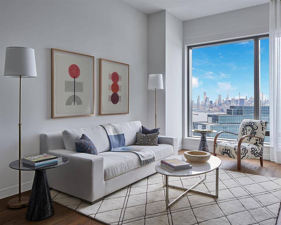 TOWER LIVING. LANDMARK LIFESTYLE. 79-STORY MAJESTY