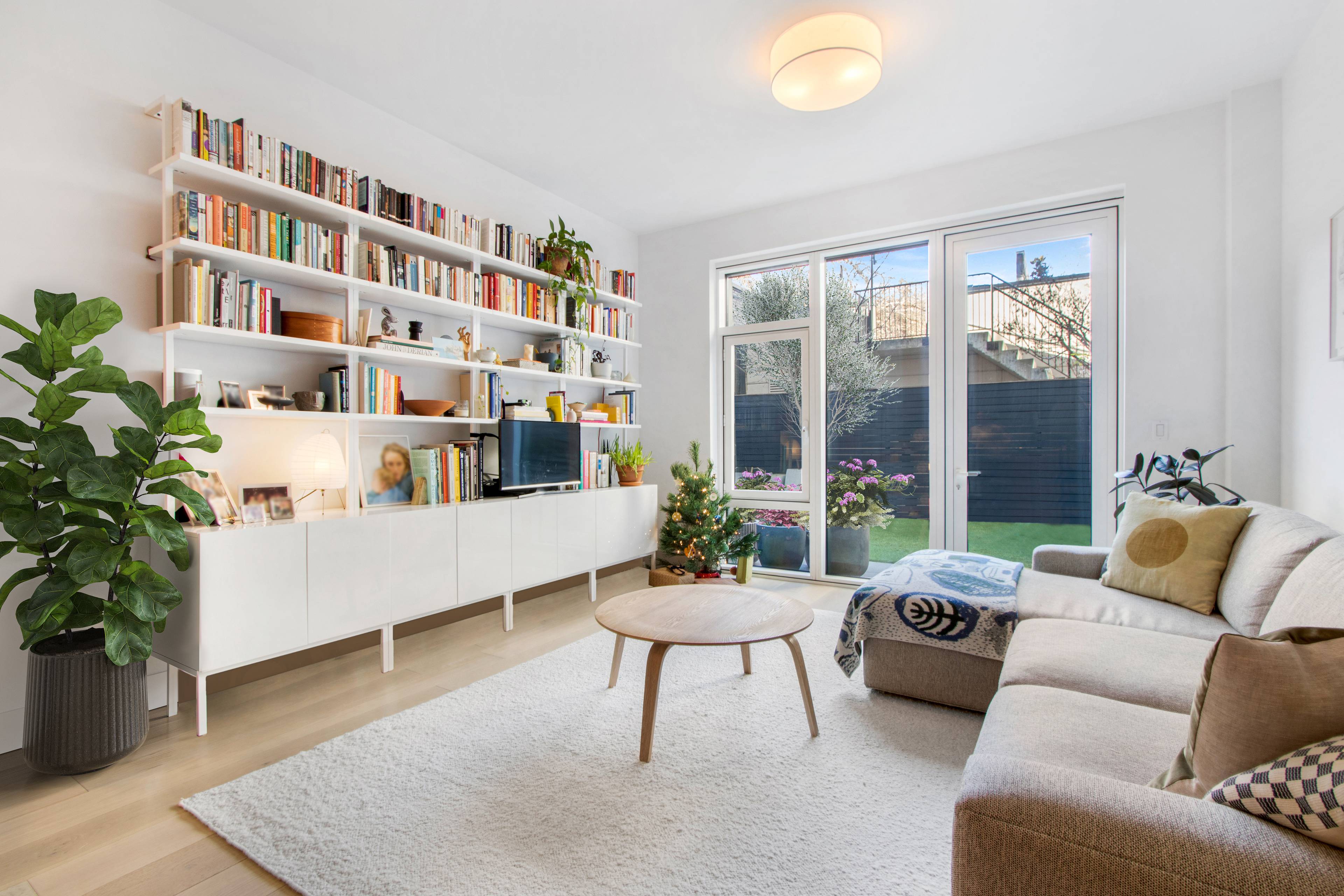 2 BEDROOM HOME WITH PRIVATE GARDEN OASIS