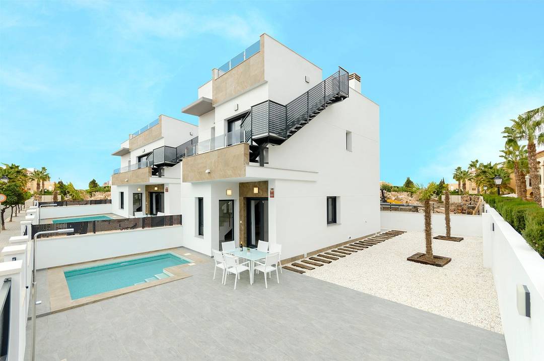 Modern 3 bed 3 bath villas with views over the saltlakes