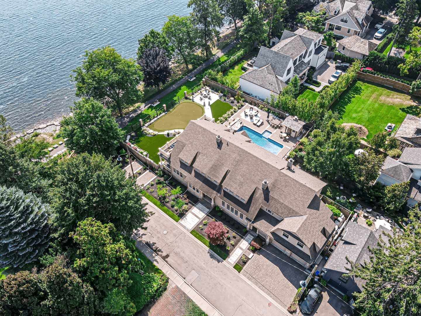 STUNNING HERITAGE RESIDENCE ON THE LAKE