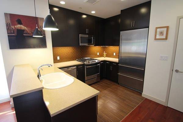 LUXURY 1 BEDROOM CONDO RENTAL IN THE HEART OF COURT SQUARE!