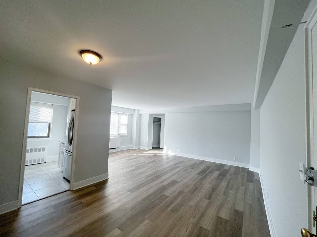 Sunny Oversized Studio -  Minutes from NYC!