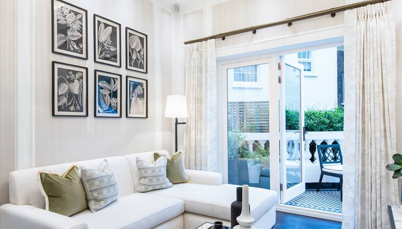 Refined Kensington Apartment | 2-Beds, 2-Baths, W8