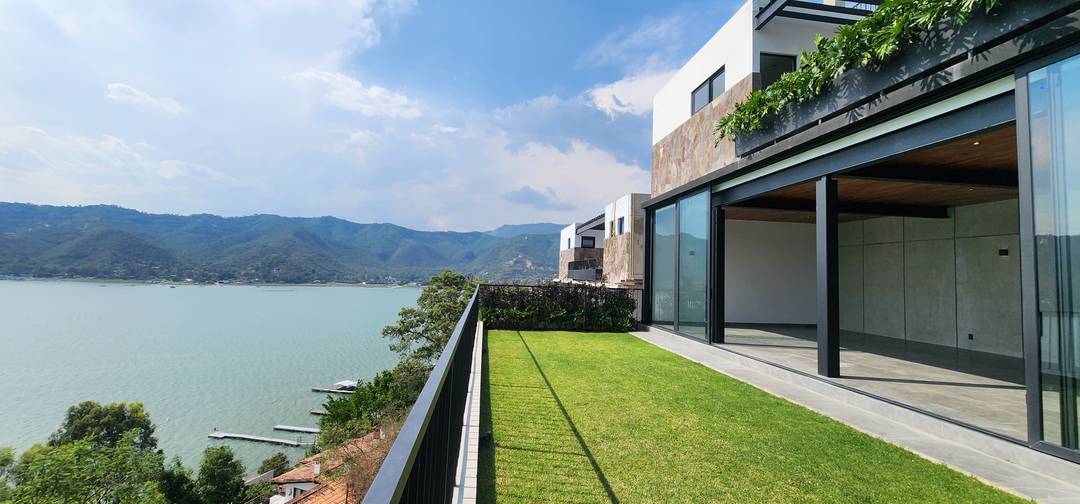 LAKEVIEW HOME FOR SALE IN VALLE DE BRAVO