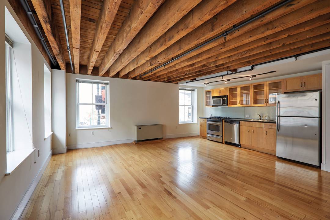 Loft 1 BED/ 1 BATH, High-ceilings! Wood Beams, W/D in Unit