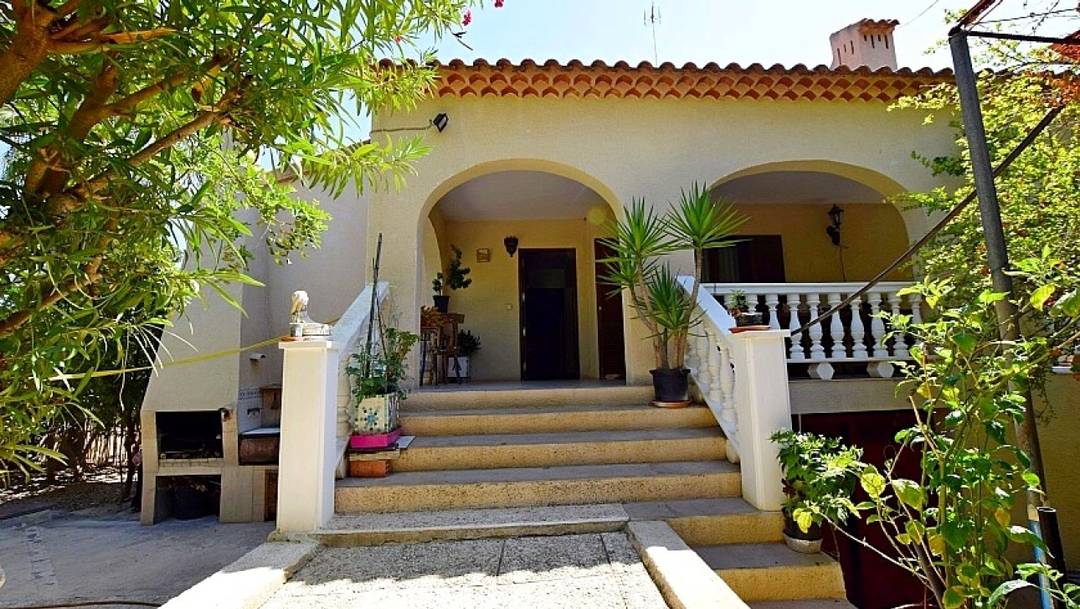 Authentic Mediterranean Villa with 1,050 m² Plot — Walk to Villamartín Plaza & Golf