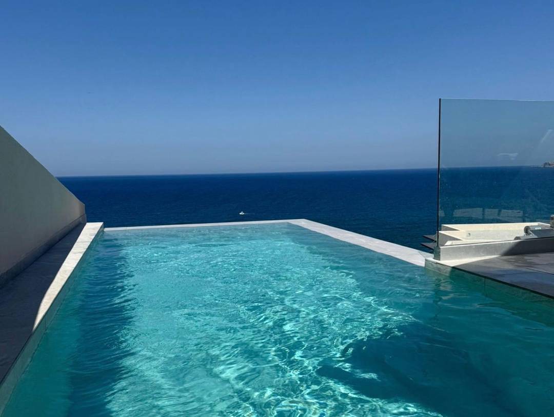 Luxury 2Level 3Bed 3Bath Villa with Private Heated Pool & Sea Views