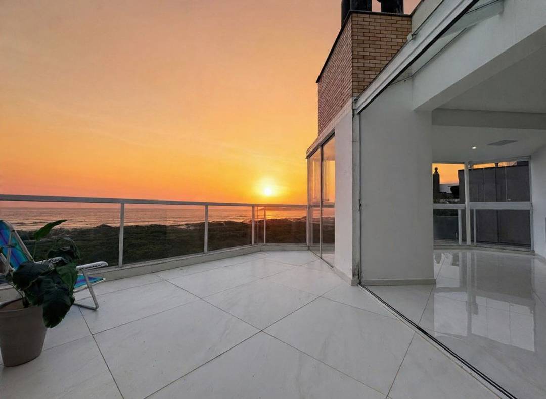 Oceanfront Penthouse in Novo Campeche Florianópolis