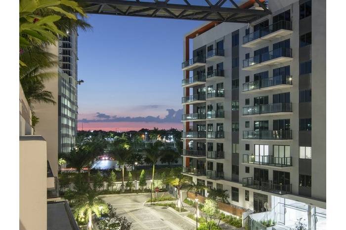 Miami Luxury Building | Up to 2 Months FREE | Luxury 1-Bedroom Apartment | Walk-In Closet | Furnishing Service Available