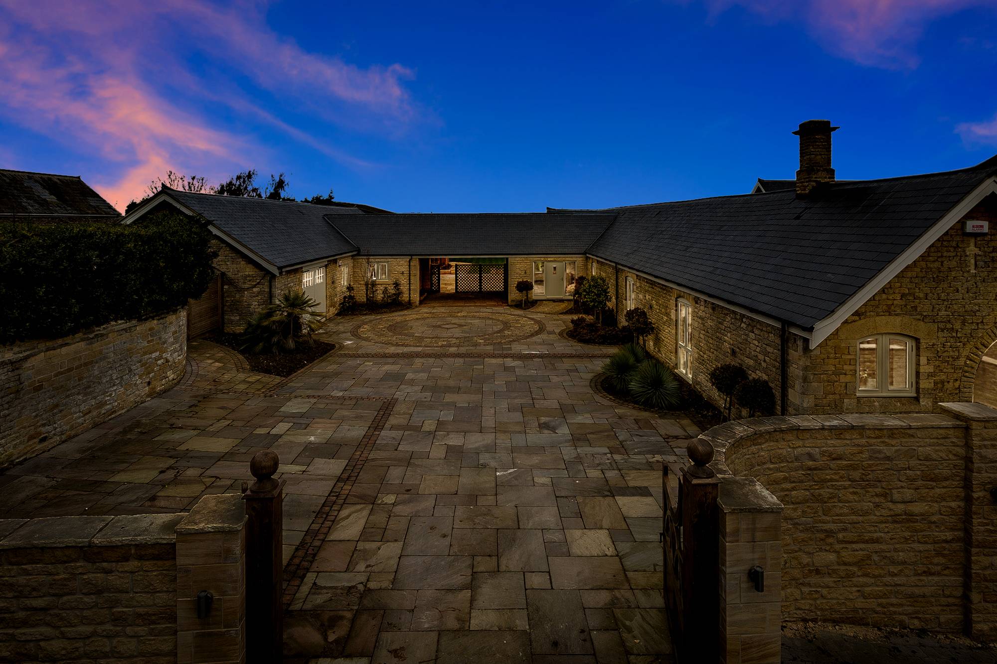 5 Bedroom Barn Conversion - This extraordinary grand 5 bedroom, 5 bathroom home boasts over 5000 sqft of high end luxury living space.