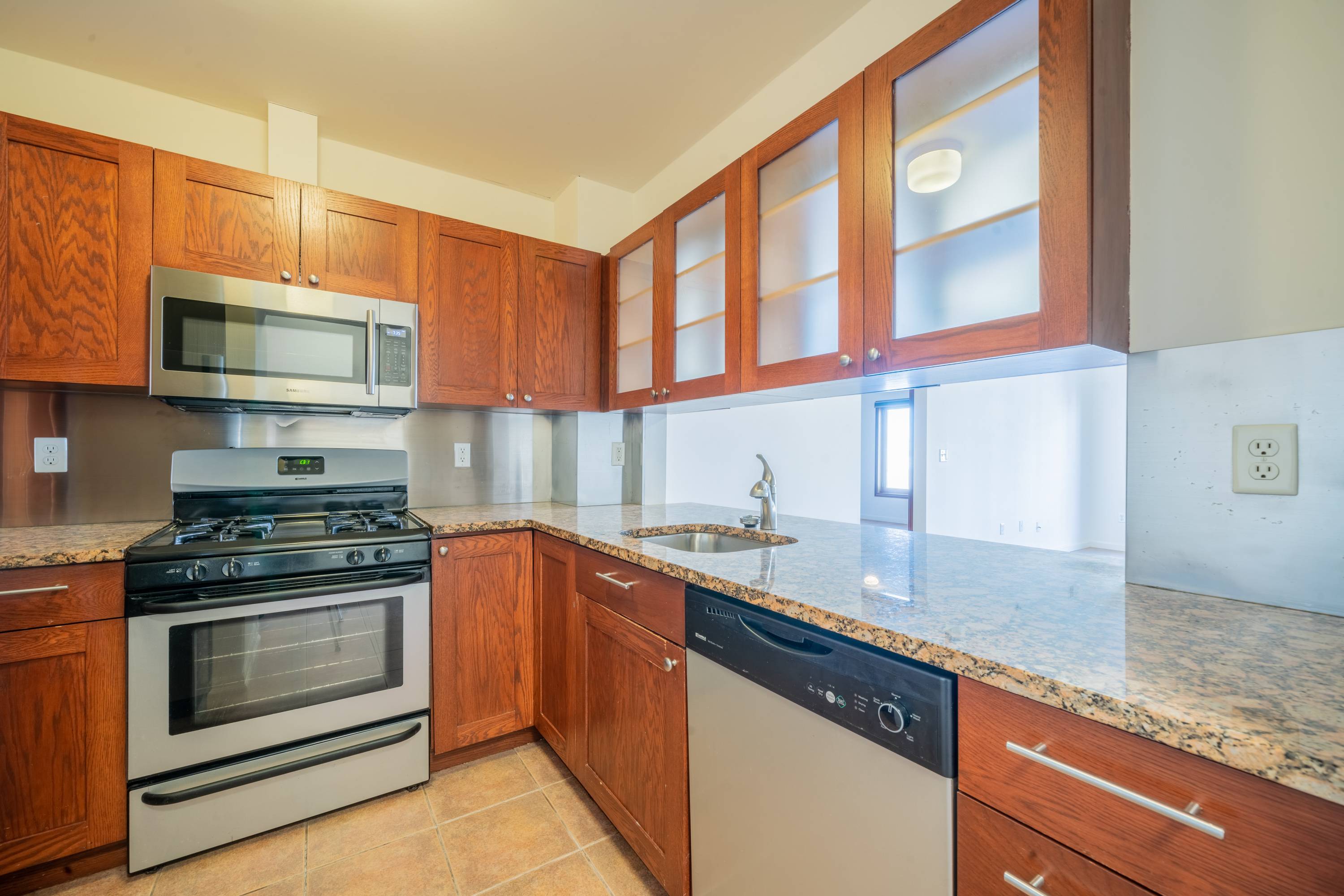 2 Bedrooms/1Bathroom In the Iroundbound- Newark