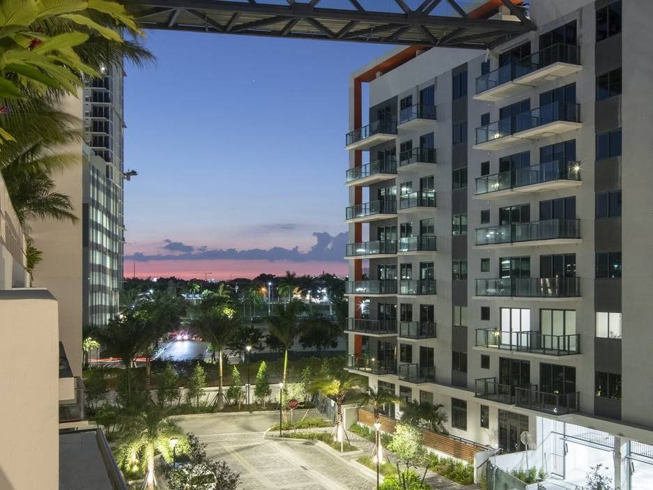 Miami Luxury Building | Up to 2 Months FREE | Luxury Studio Apartment | Walk-In Closet | Furnishing Service Available