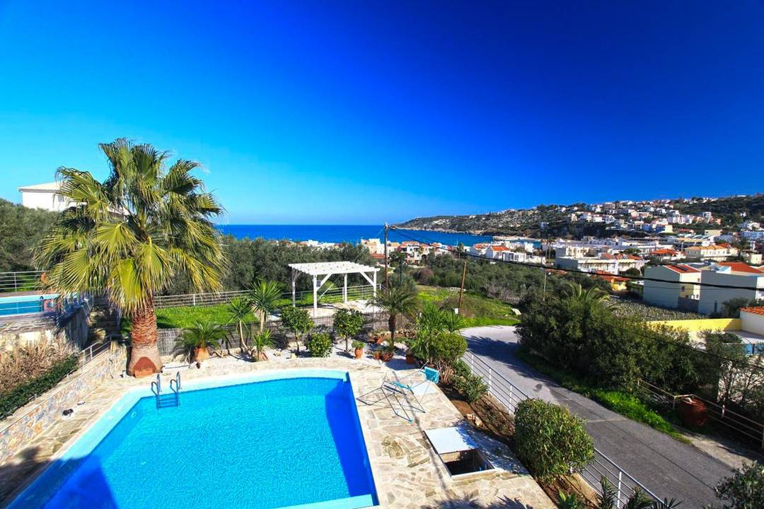 Villa with Pool Within Walking Distance to the Beach./ Almirida Apokoronas