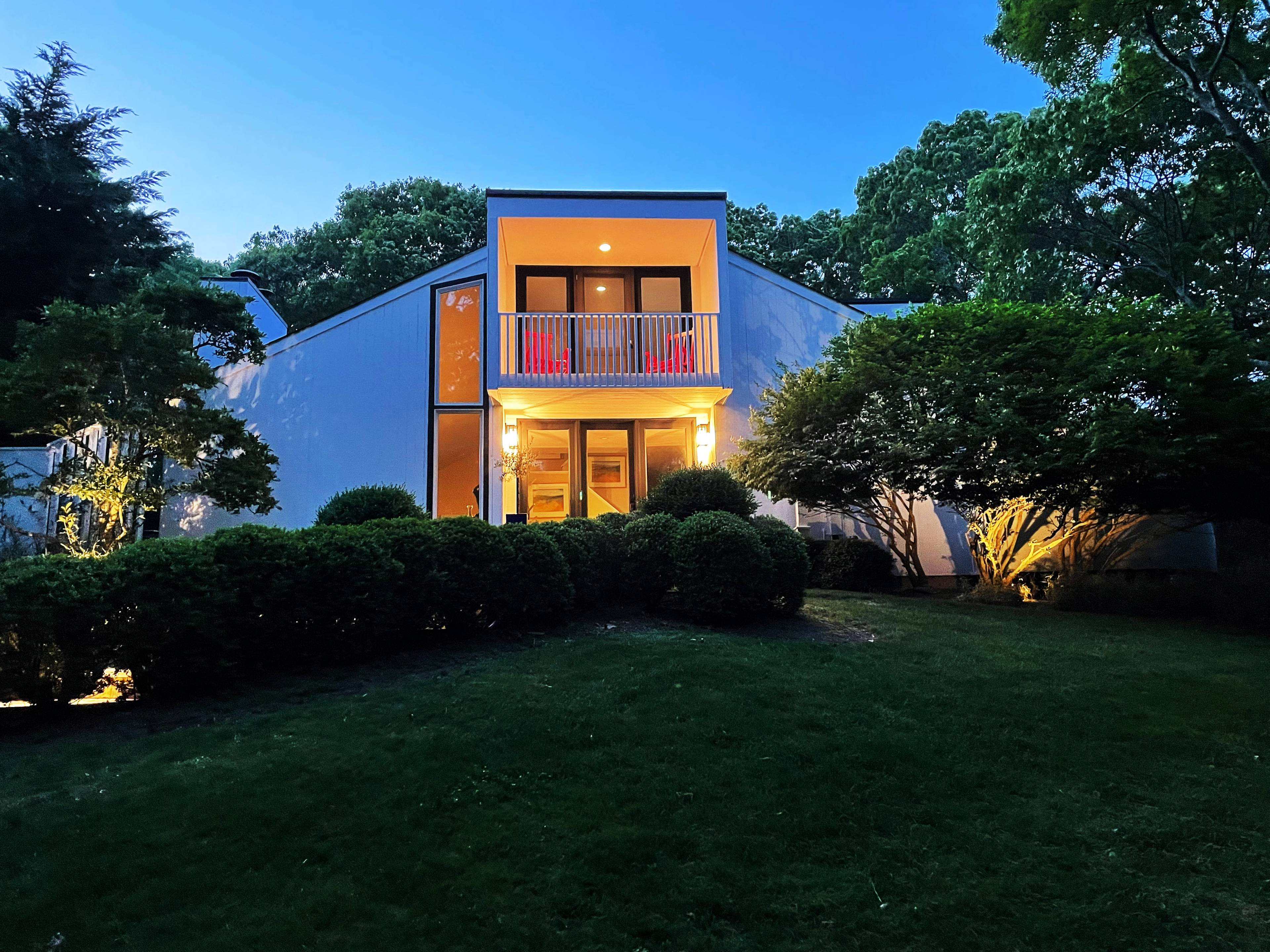 Hilltop Haven in Northwest Harbor w. Private Neighborhood Water Access