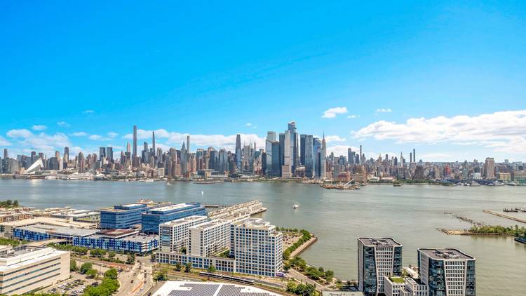 2 Bedroom 2 Bathroom Condo Minutes to Manhattan!