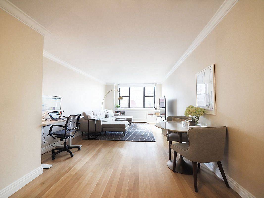 Large, *No Fee, 3 Bed/ 2 Bath Apartment in LUXURIOUS Upper East Side, Yorkville Building, Swimming Pool, Washer/Dryer in Unit !
