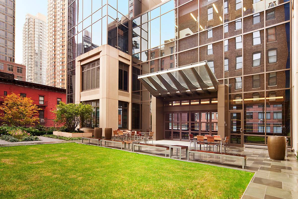 Corner High Floor Apartment with Floor to Ceiling Windows & Double Exposure For Rent