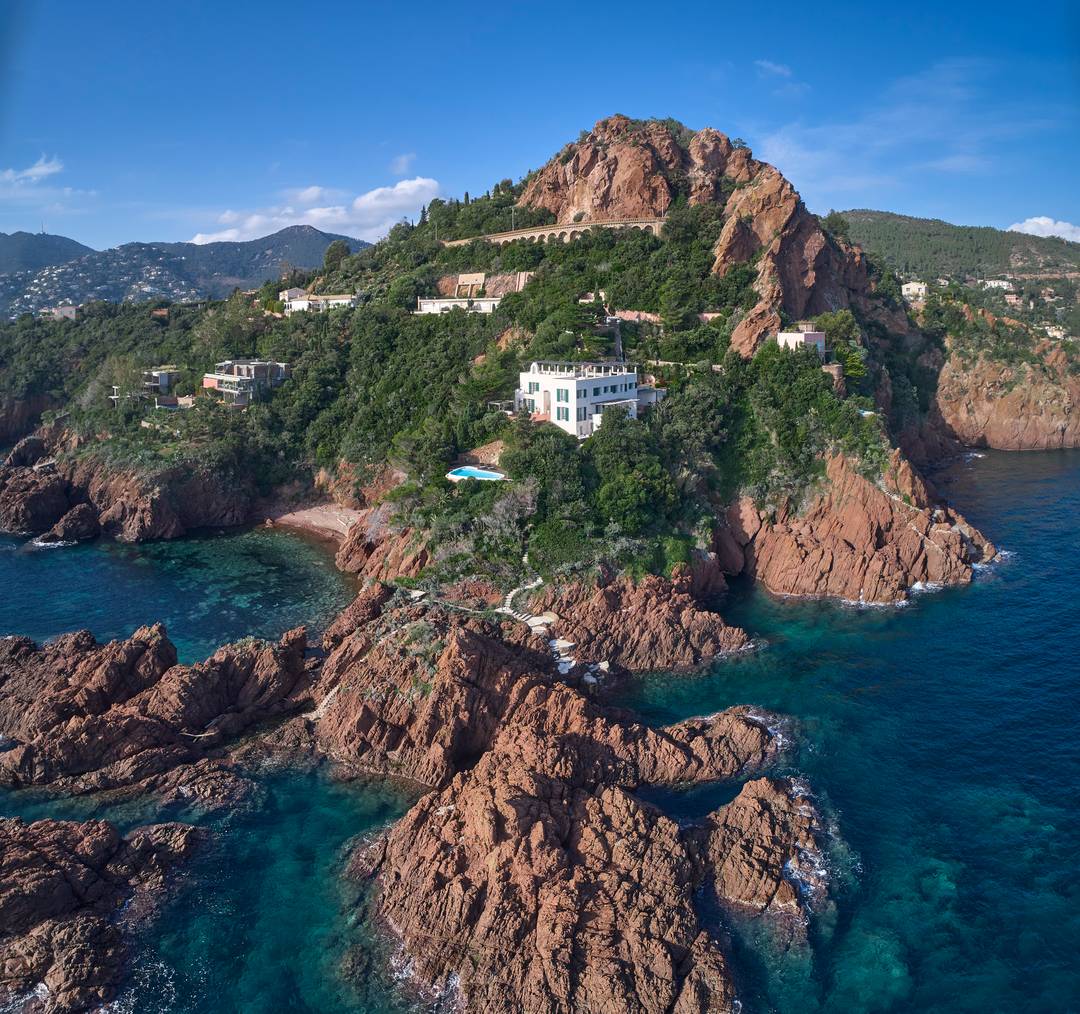 Exceptional Waterfront Villa: Luxurious Mediterranean Escape near Cannes