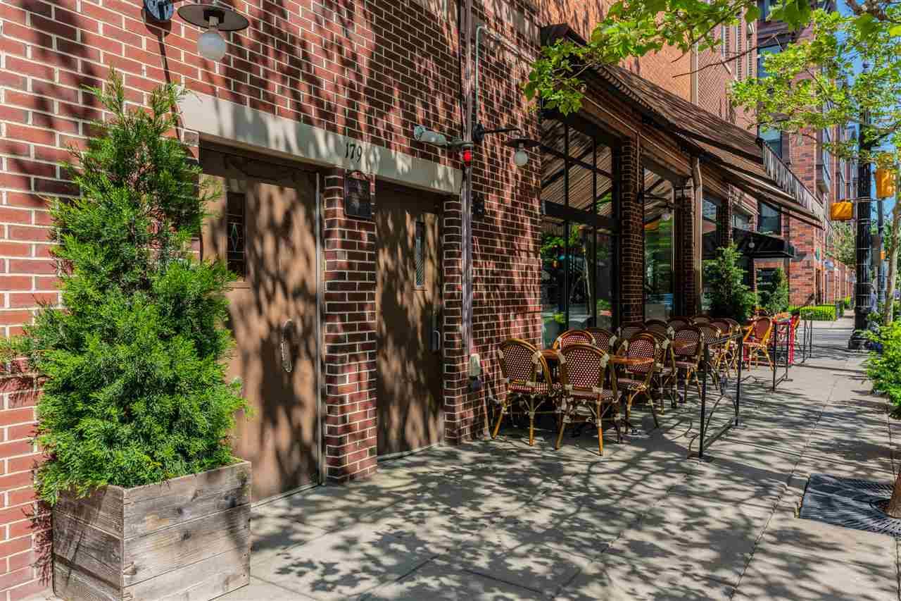 2 bedroom / 2 bathroom located in prime Paulus Hook